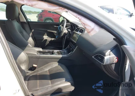 2019 Jaguar Xe 25T Prestige z USA, uszkodzony, nr VIN SAJAE4FX4KCP49744